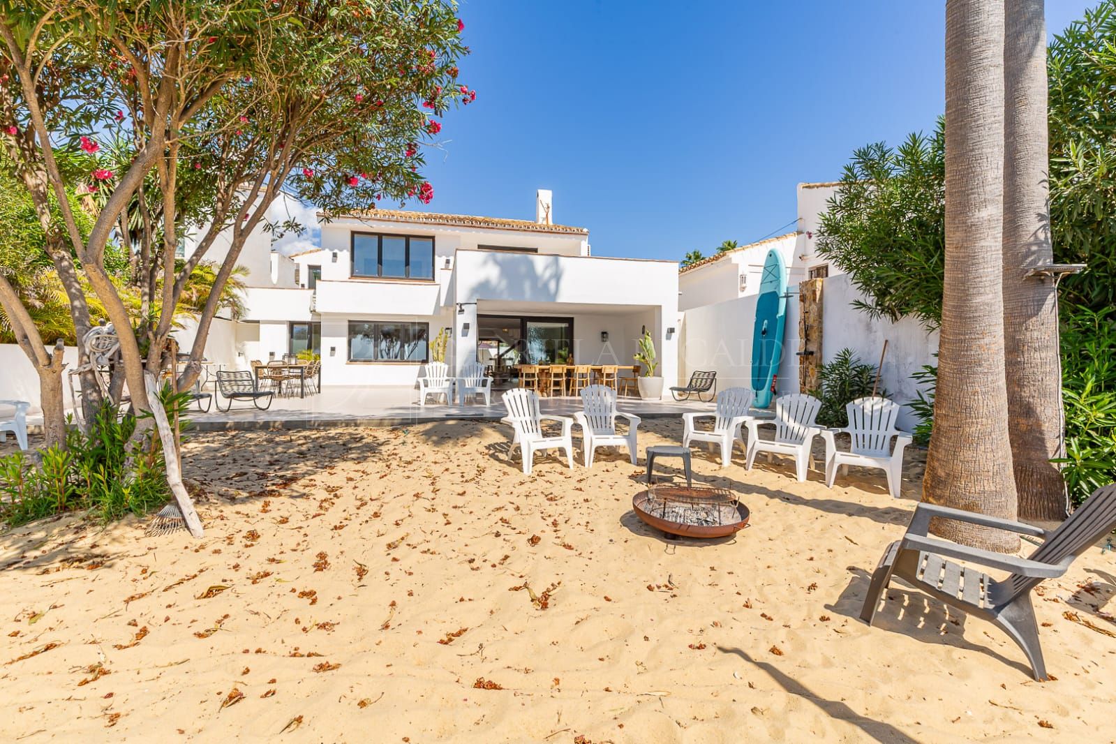 Exclusiva villa frente al mar con acceso directo a la playa