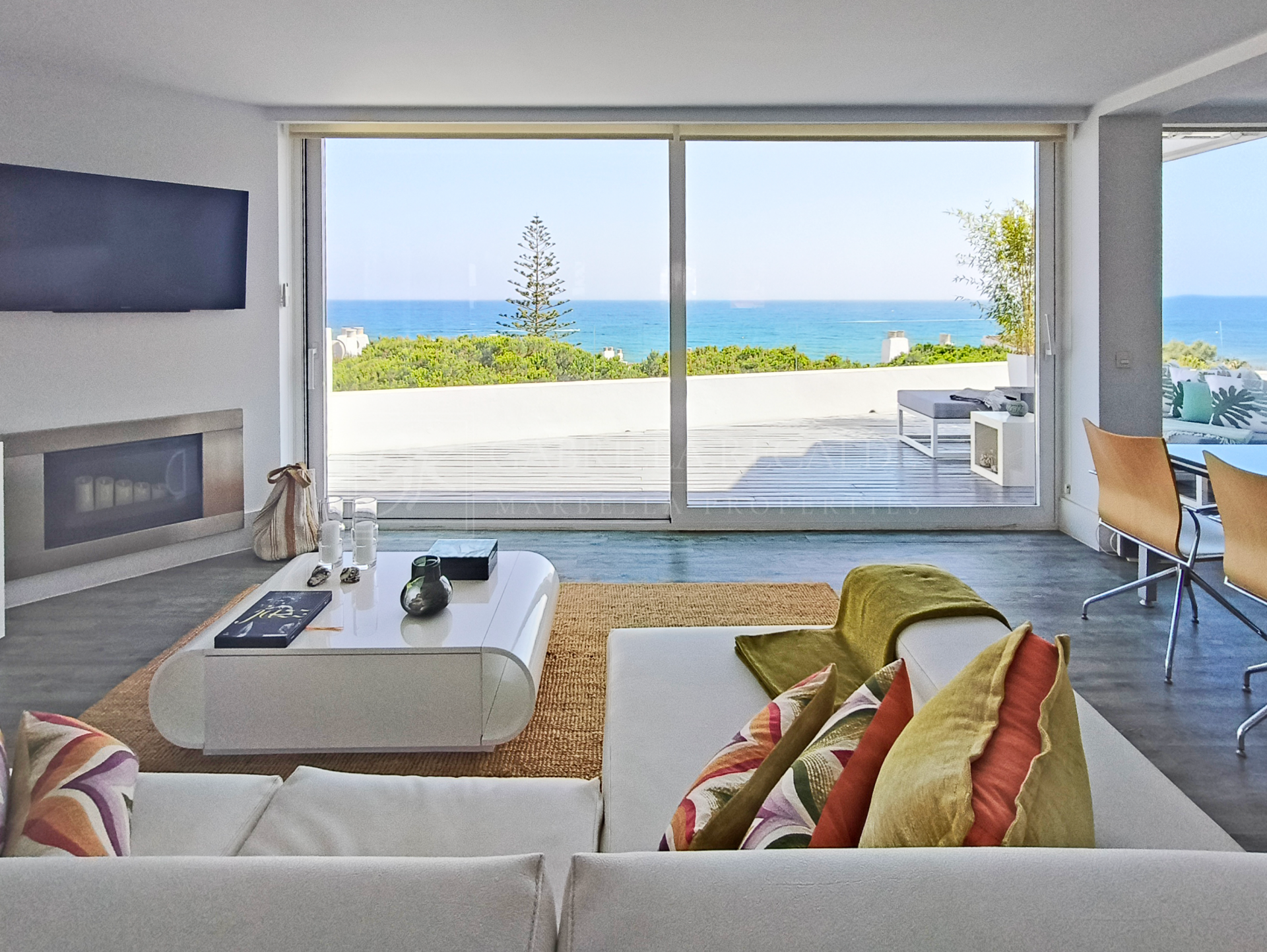 Espectacular Ático Frente al Mar con Diseño Exclusivo, Vistas Increíbles y Privacidad Absoluta