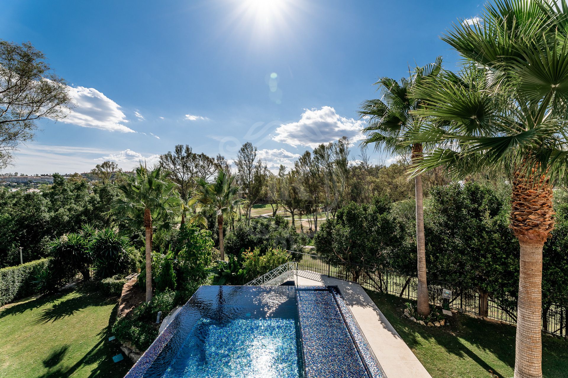 Villa for sale in Los Naranjos, Nueva Andalucia