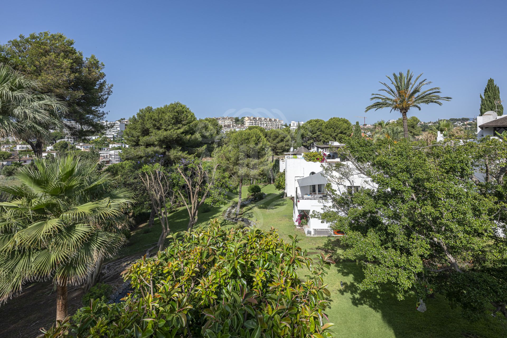 Villa for sale in Atalaya de Rio Verde, Nueva Andalucia