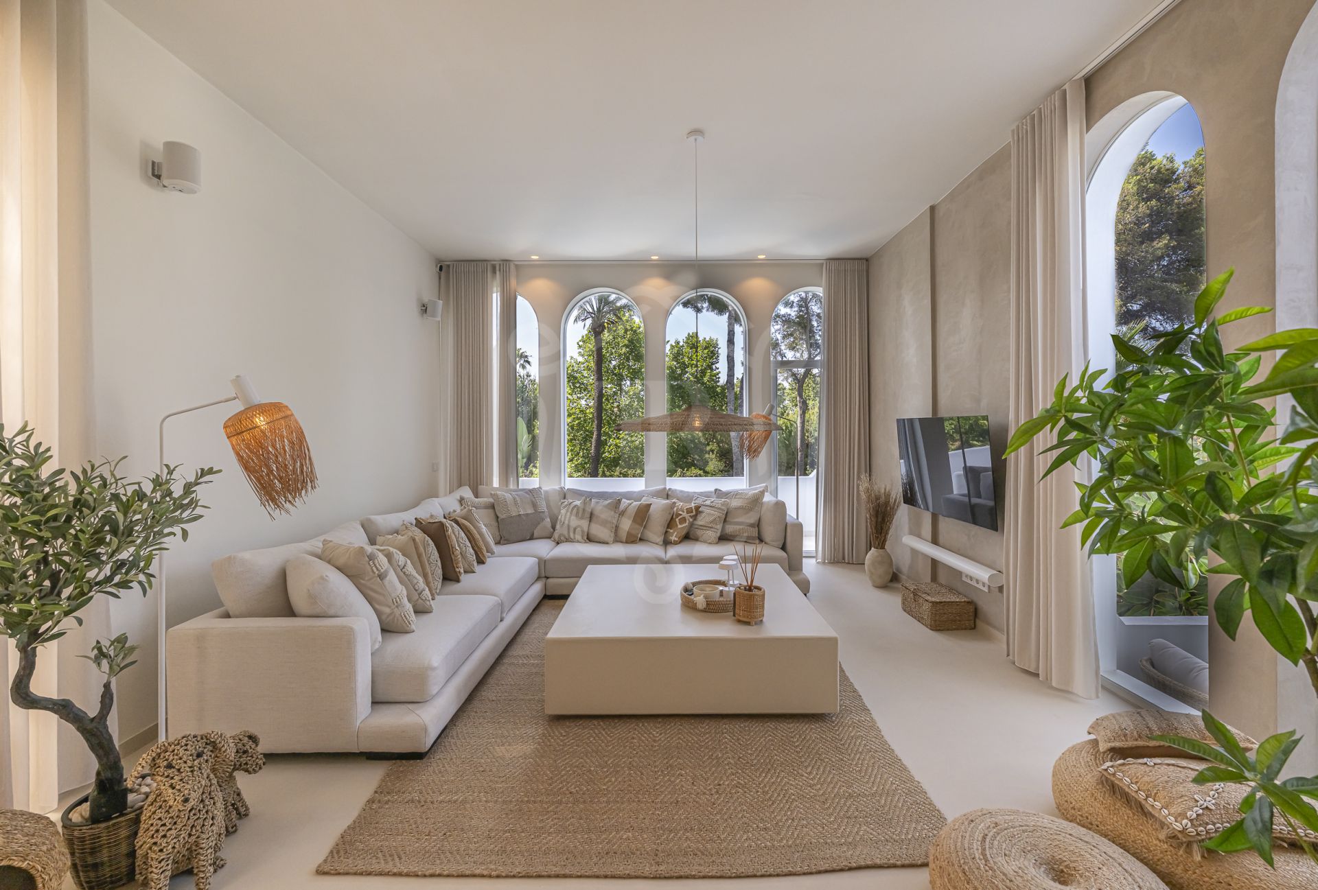 Villa for sale in Atalaya de Rio Verde, Nueva Andalucia