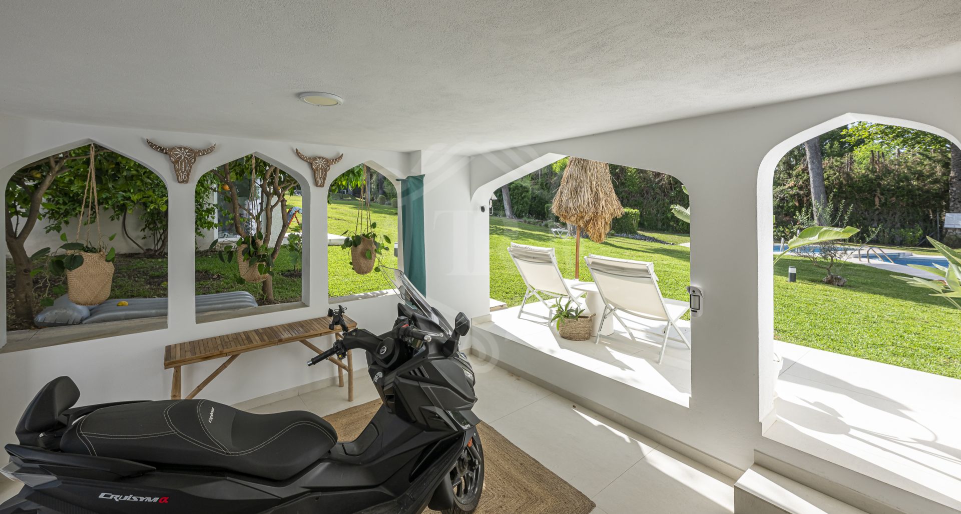 Villa for sale in Atalaya de Rio Verde, Nueva Andalucia