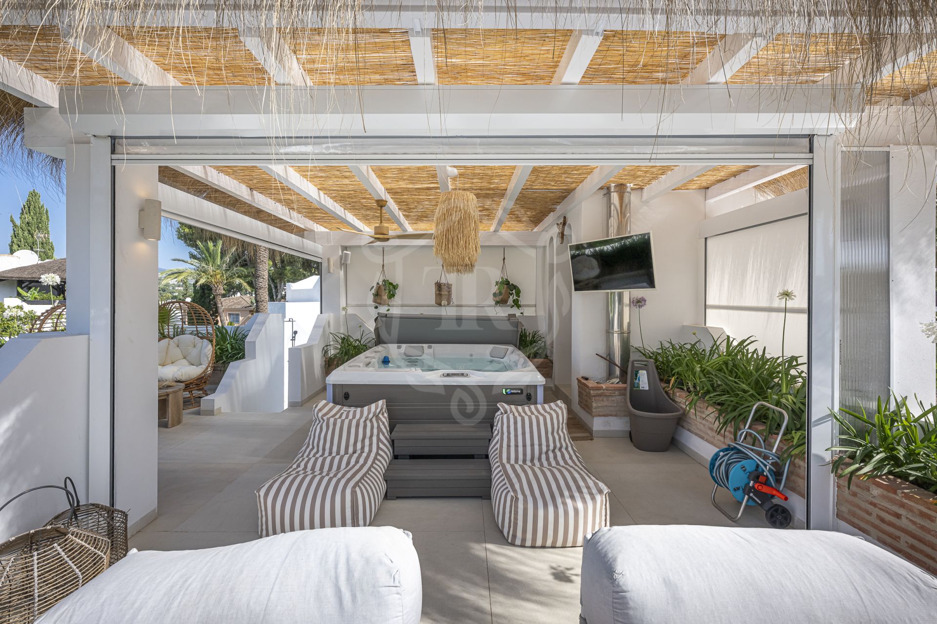 Villa for sale in Atalaya de Rio Verde, Nueva Andalucia