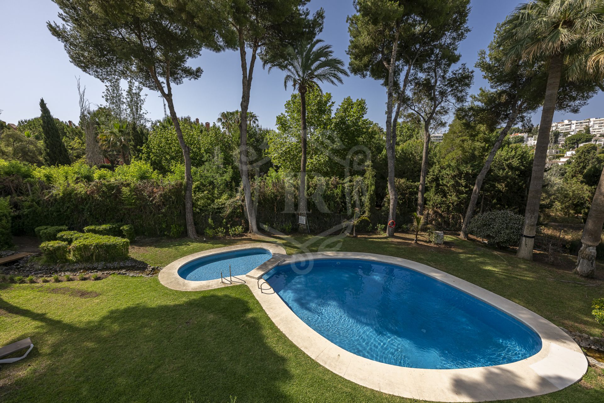 Villa for sale in Atalaya de Rio Verde, Nueva Andalucia