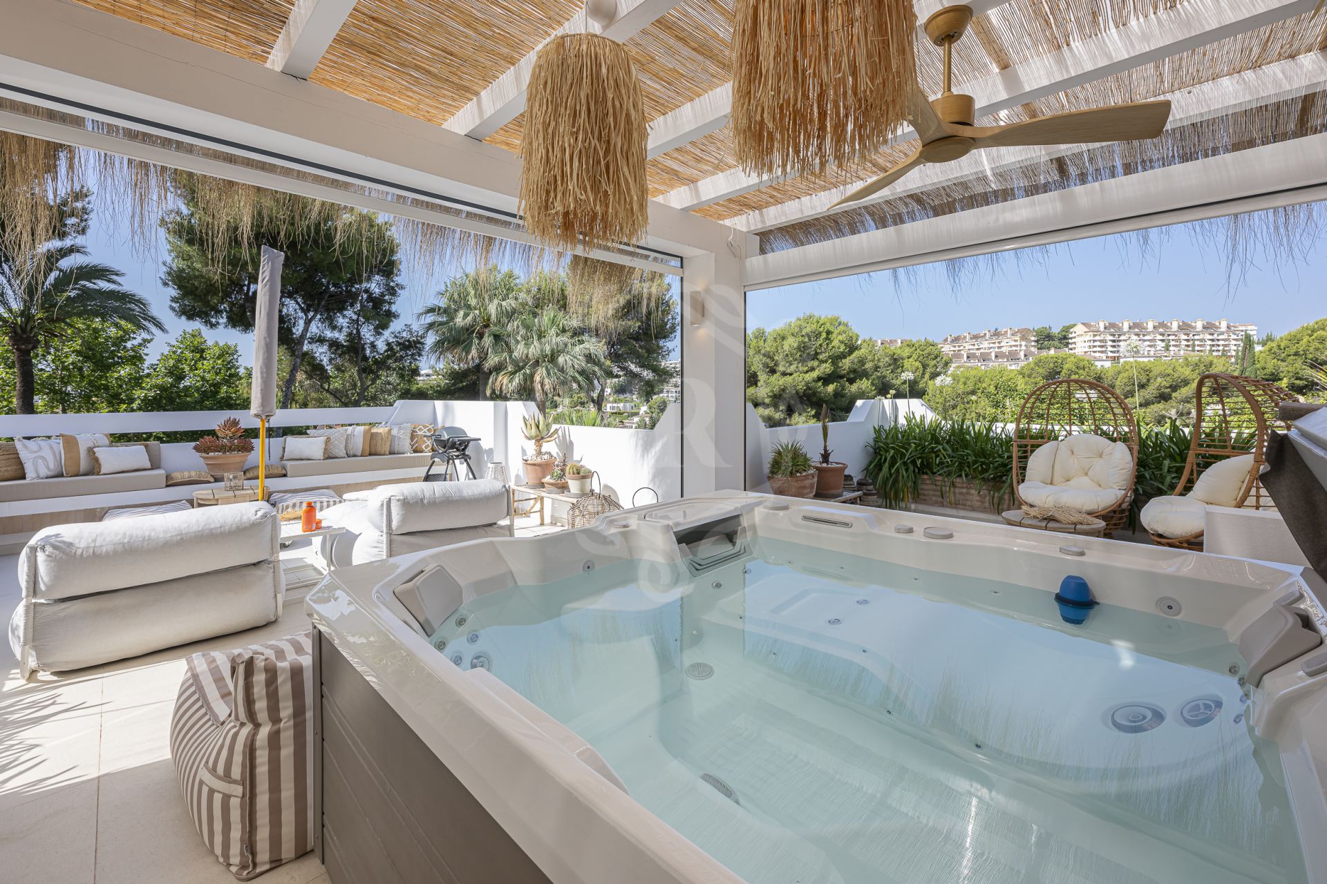 Villa for sale in Atalaya de Rio Verde, Nueva Andalucia