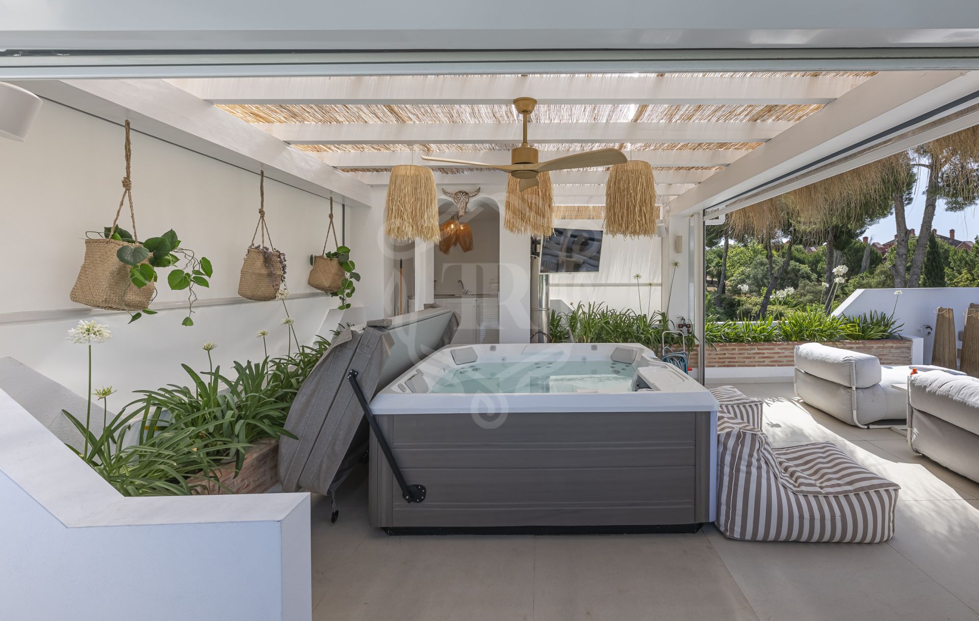 Villa for sale in Atalaya de Rio Verde, Nueva Andalucia