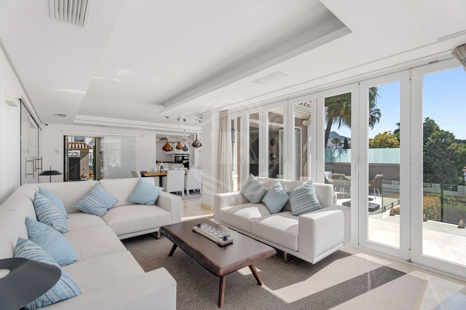 Villa en venta en Nueva Andalucia, Marbella