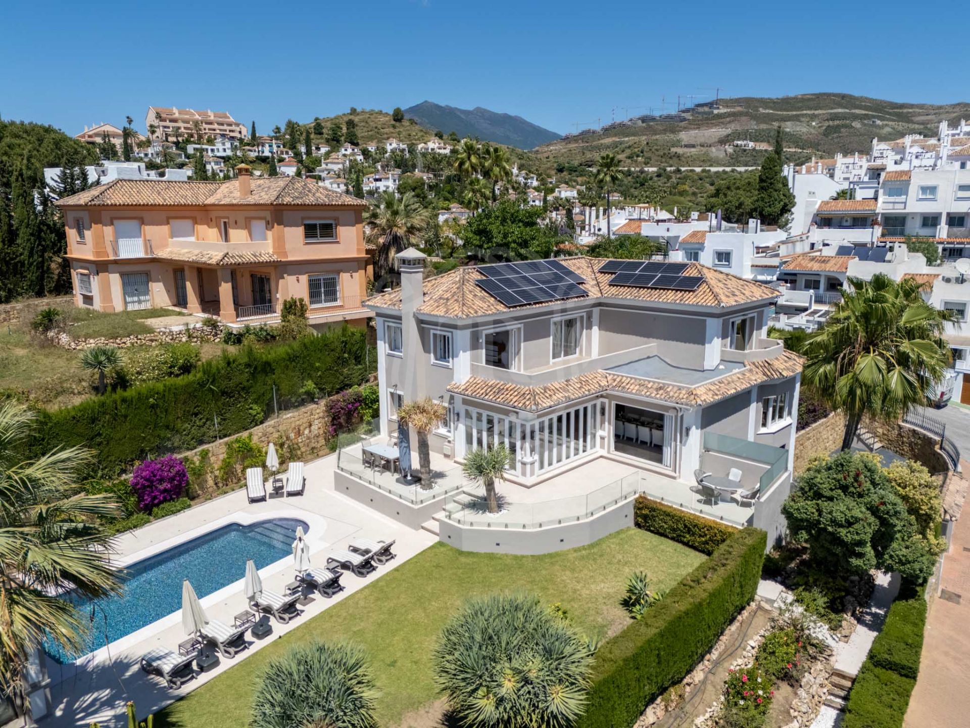 Villa en venta en Nueva Andalucia, Marbella
