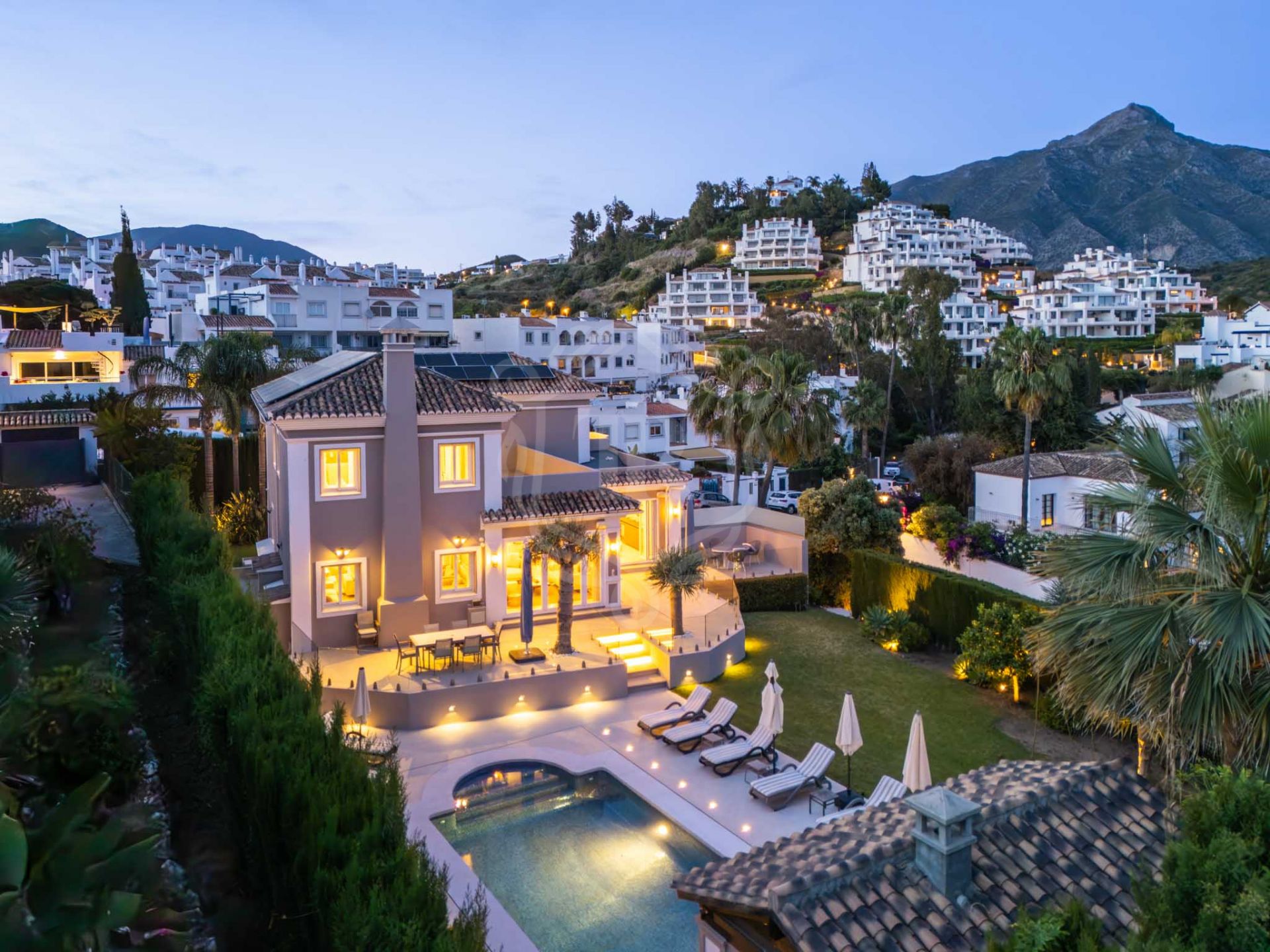 Villa en venta en Nueva Andalucia, Marbella