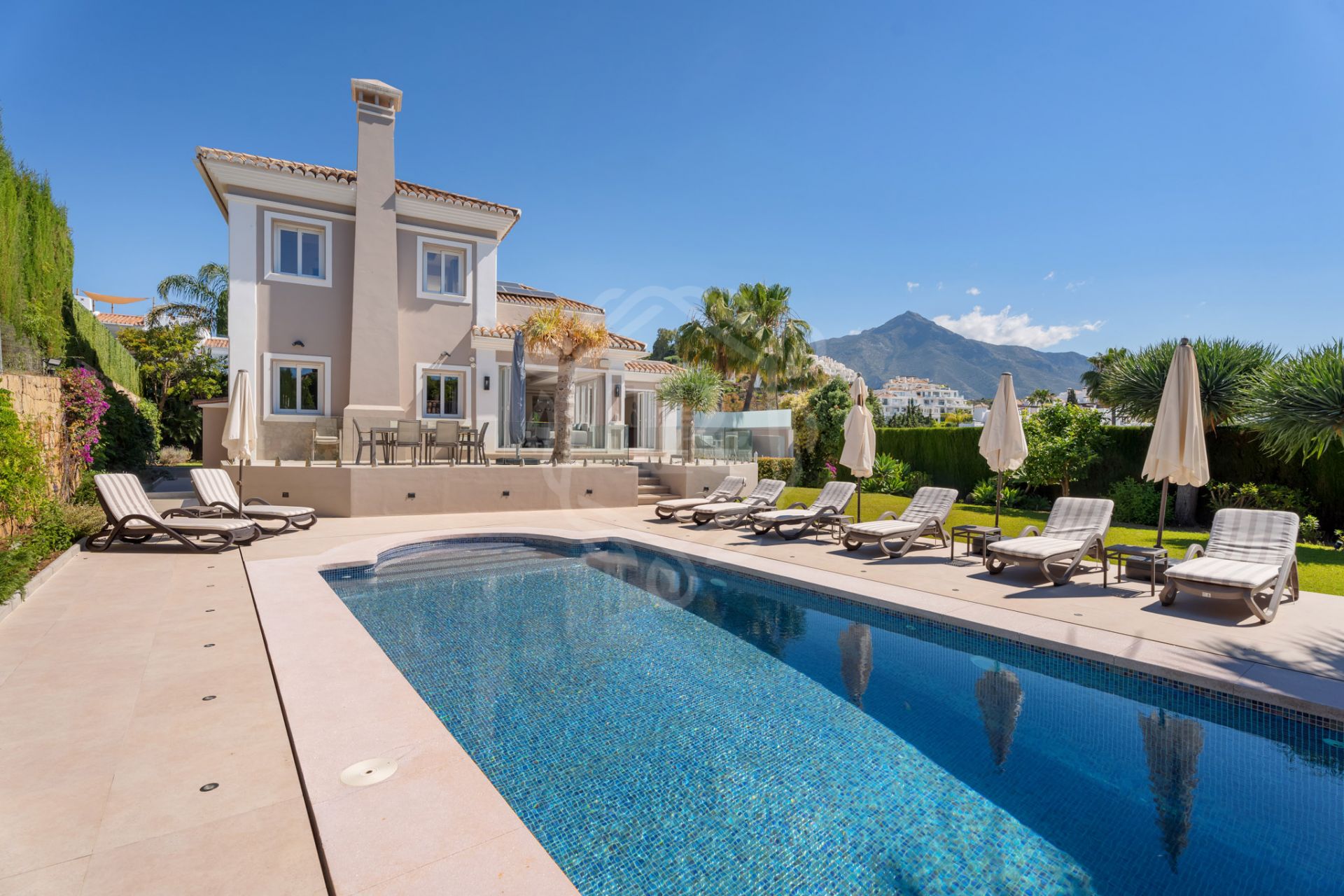 Villa en venta en Nueva Andalucia, Marbella
