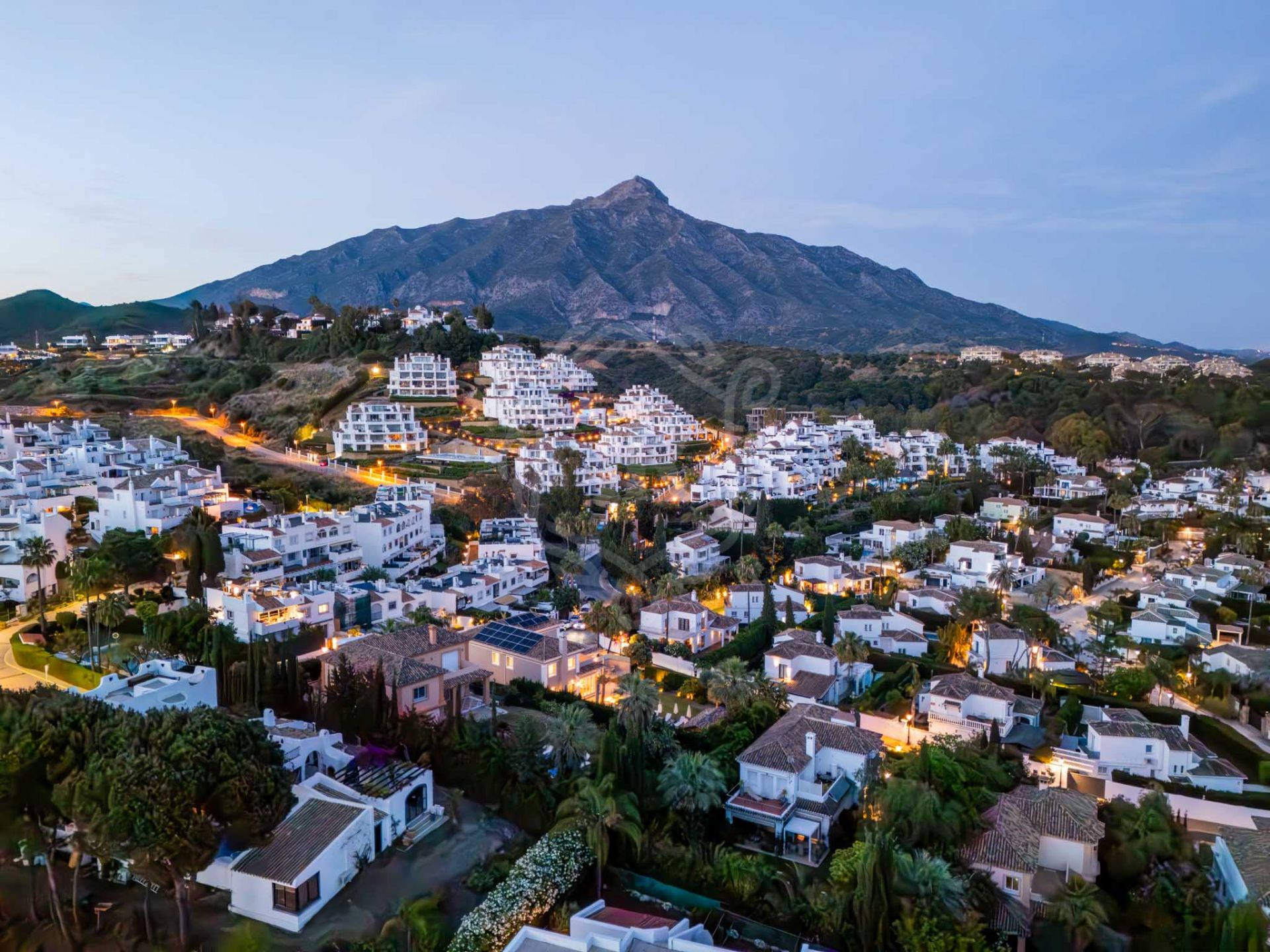 Villa en venta en Nueva Andalucia, Marbella