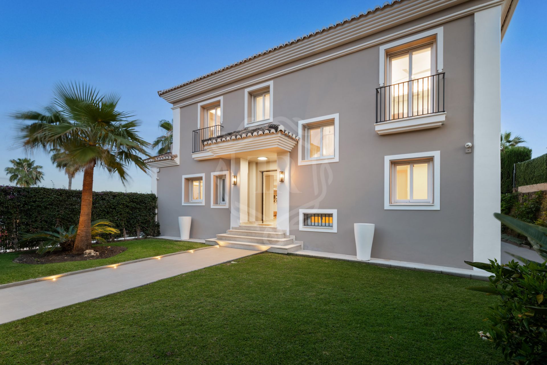 Villa en venta en Nueva Andalucia, Marbella