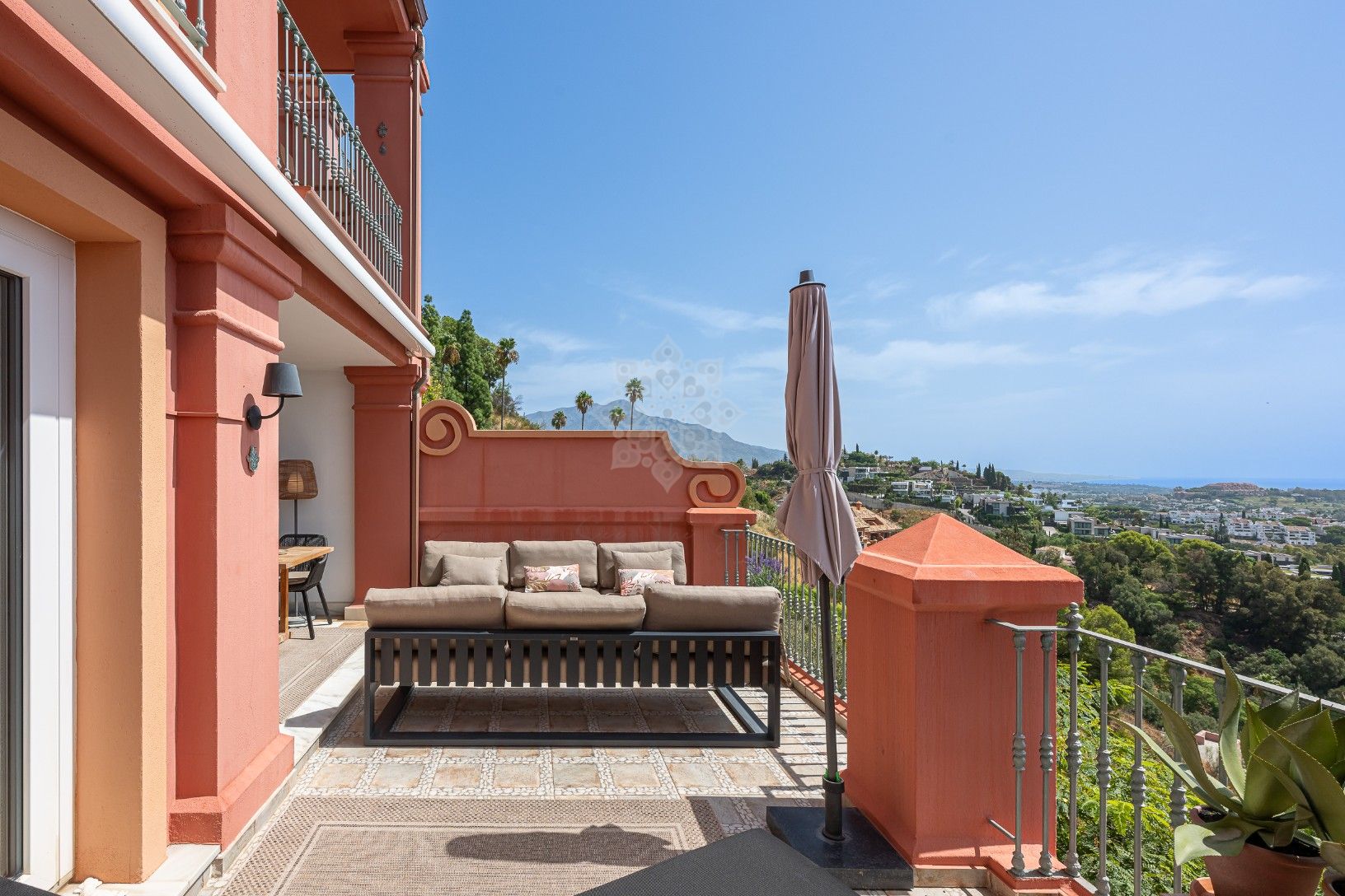 Duplex in Monte Halcones, Benahavis