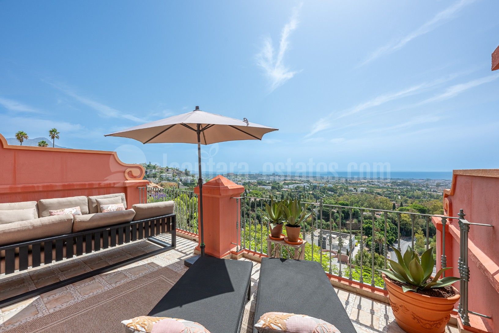 Duplex in Monte Halcones, Benahavis