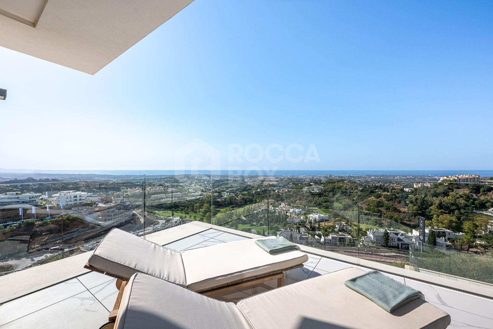 Stunning corner middle floor apartment with panoramic golf & sea views