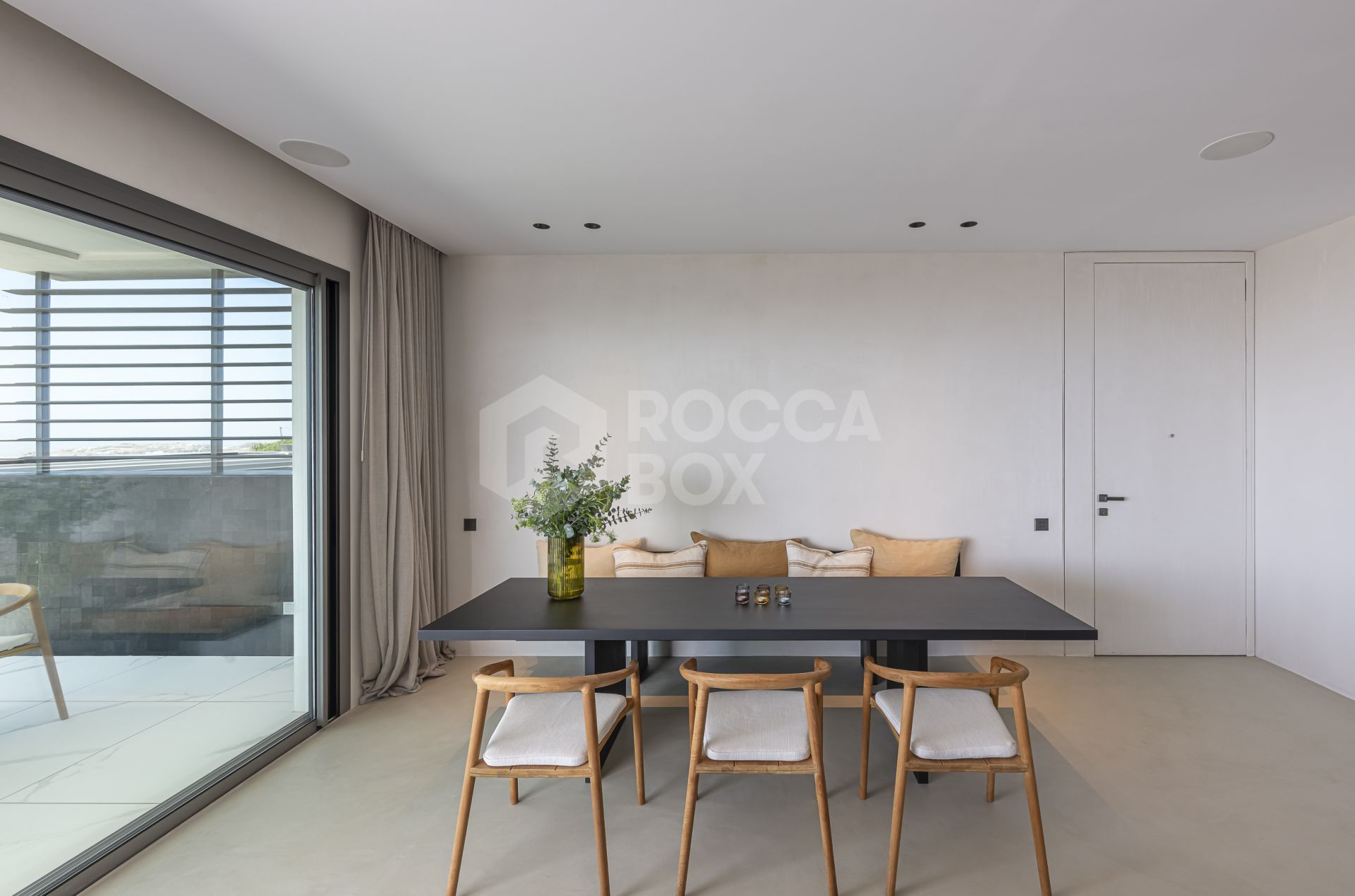 Stunning corner middle floor apartment with panoramic golf & sea views