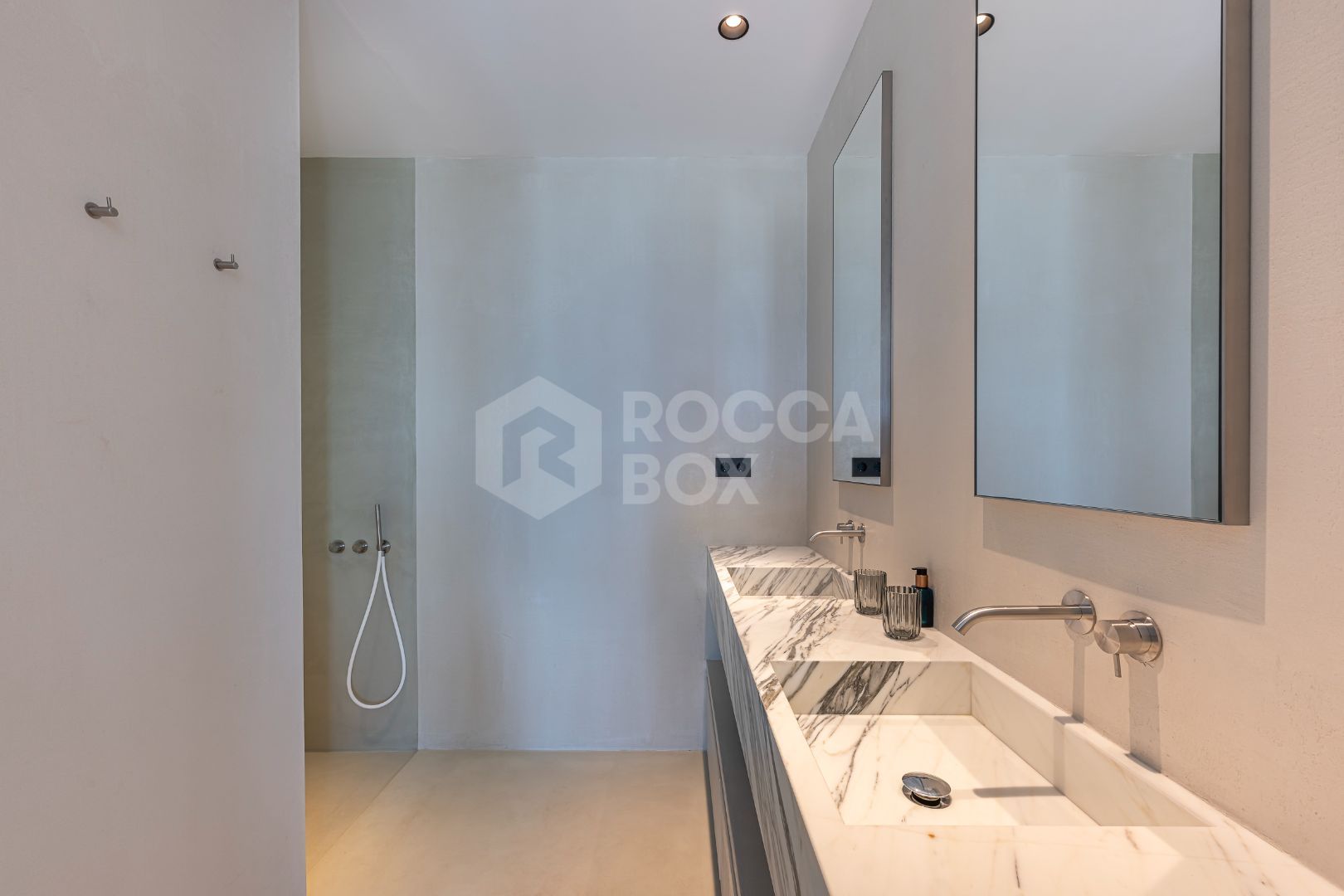 Stunning corner middle floor apartment with panoramic golf & sea views