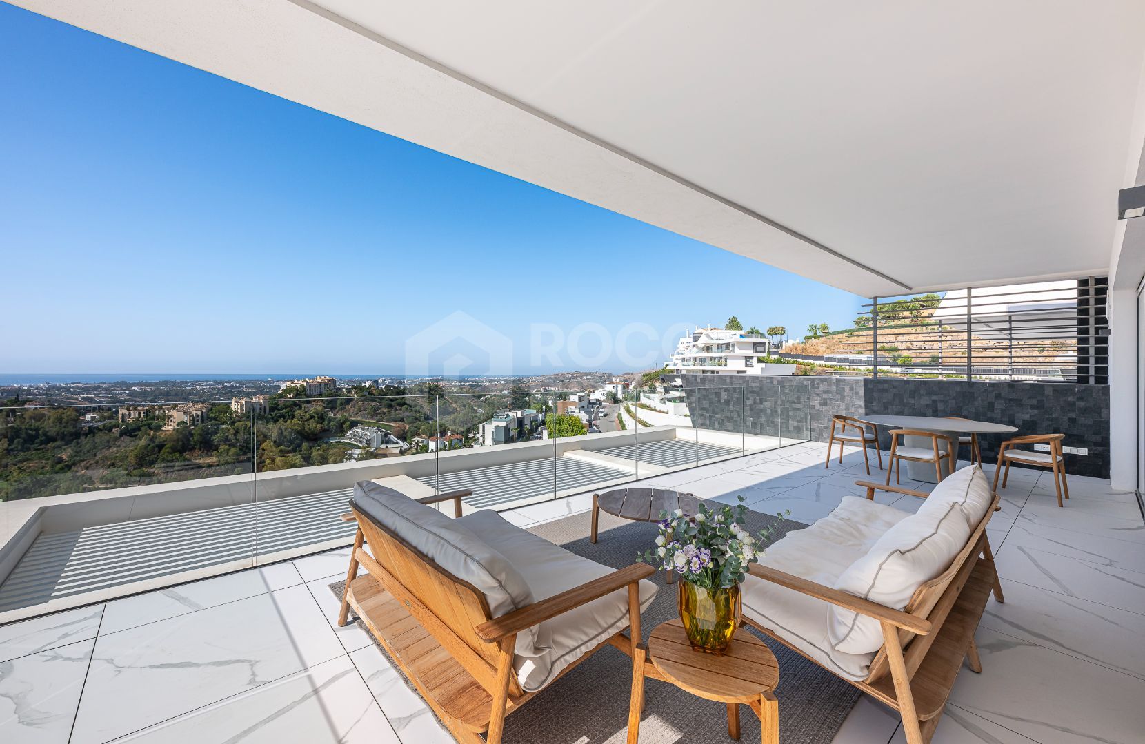 Stunning corner middle floor apartment with panoramic golf & sea views