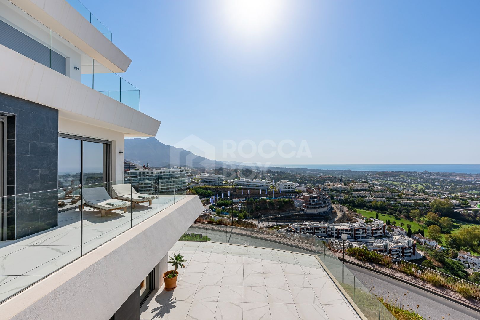 Stunning corner middle floor apartment with panoramic golf & sea views