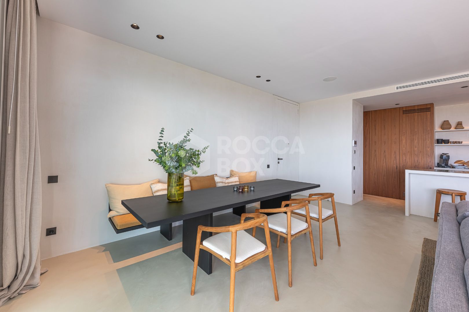 Stunning corner middle floor apartment with panoramic golf & sea views