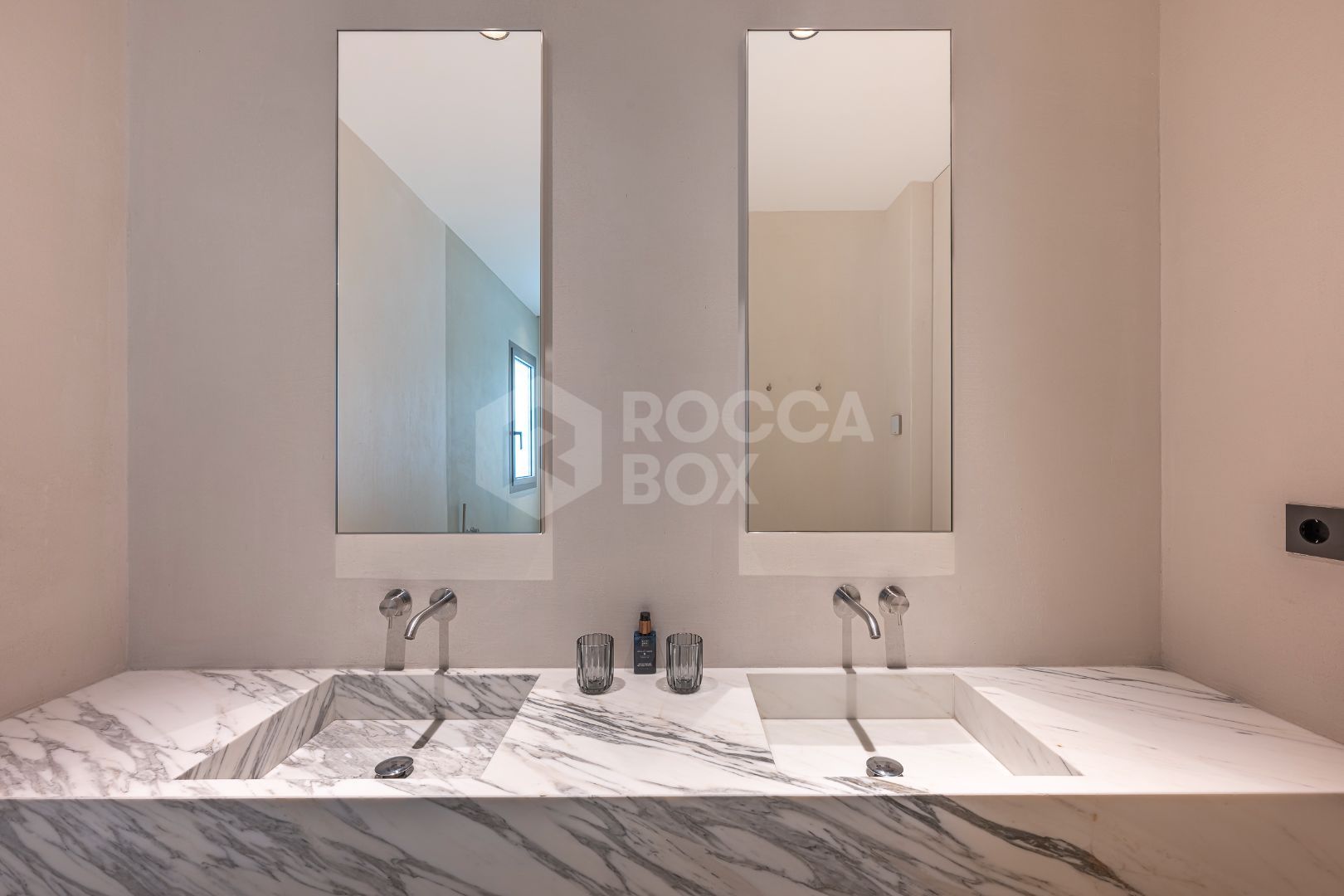 Stunning corner middle floor apartment with panoramic golf & sea views