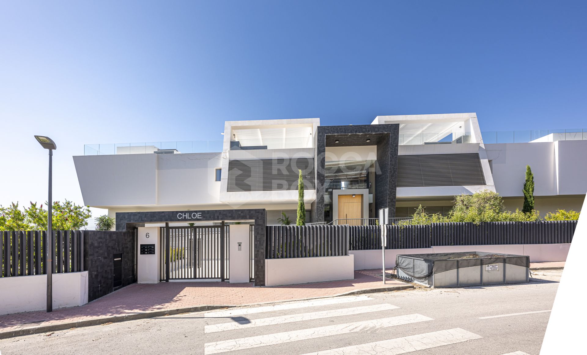 Stunning corner middle floor apartment with panoramic golf & sea views