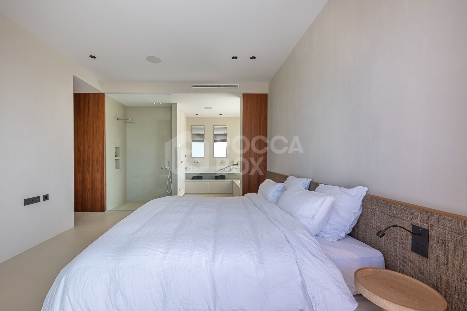 Stunning corner middle floor apartment with panoramic golf & sea views