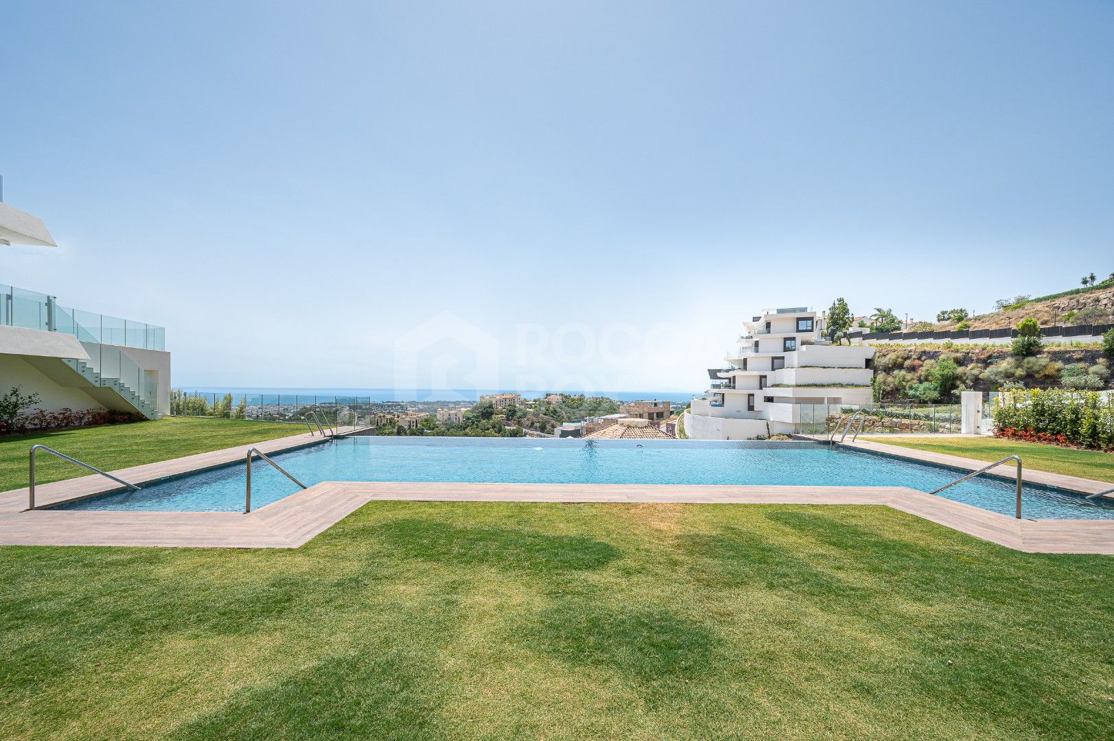 Stunning corner middle floor apartment with panoramic golf & sea views