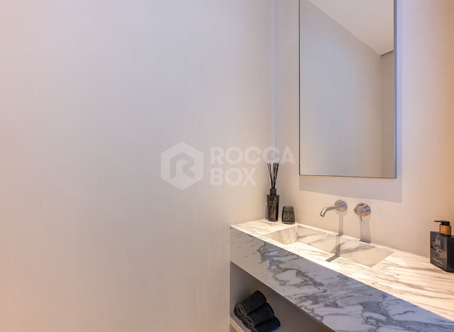 Stunning corner middle floor apartment with panoramic golf & sea views