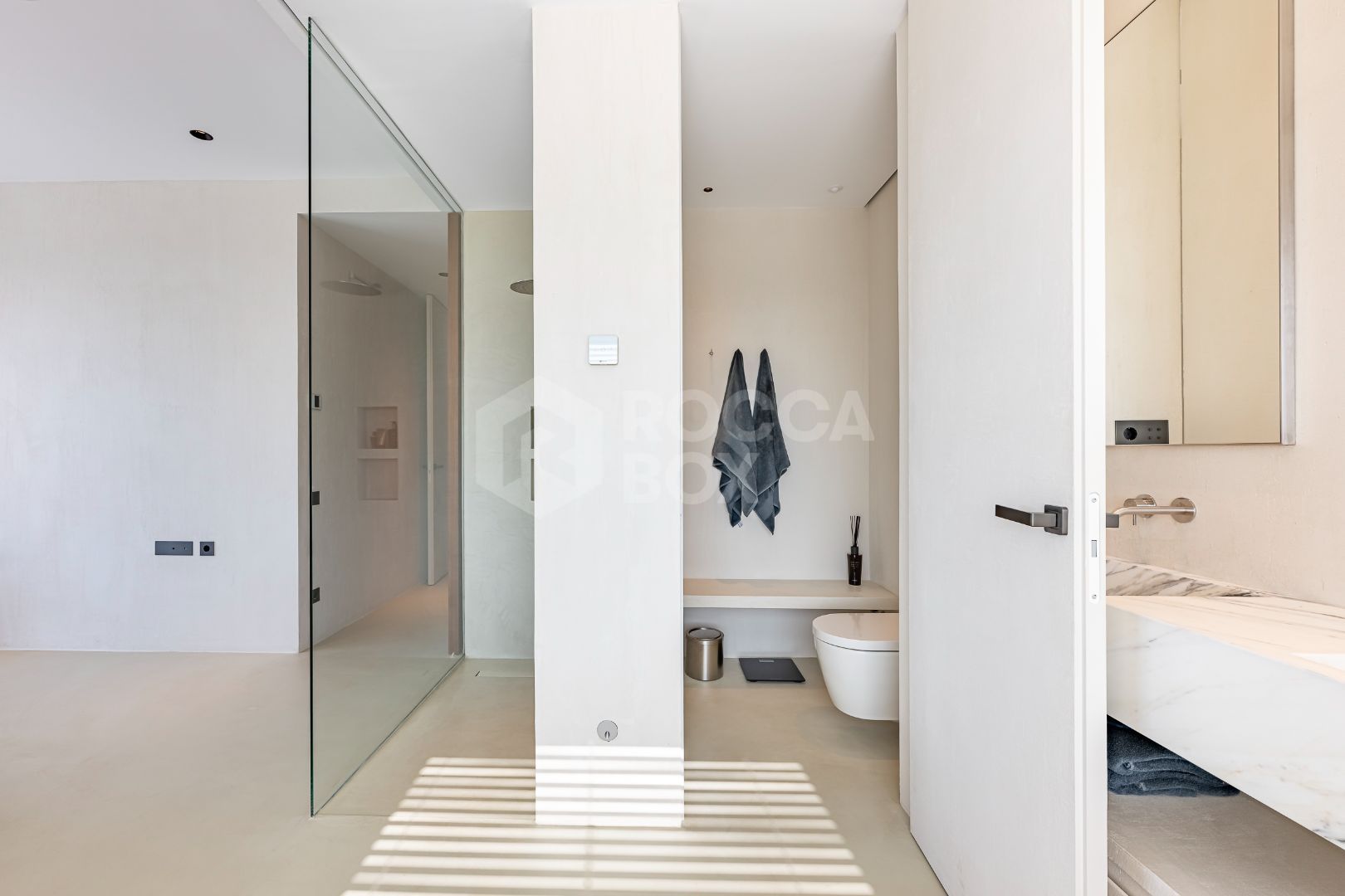 Stunning corner middle floor apartment with panoramic golf & sea views