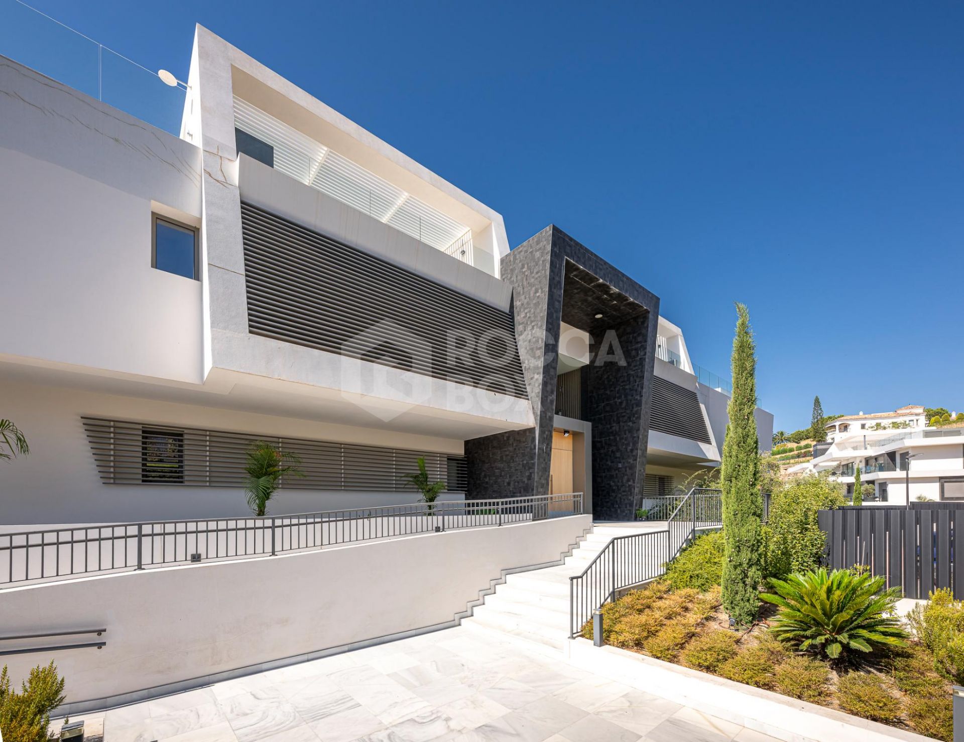 Stunning corner middle floor apartment with panoramic golf & sea views