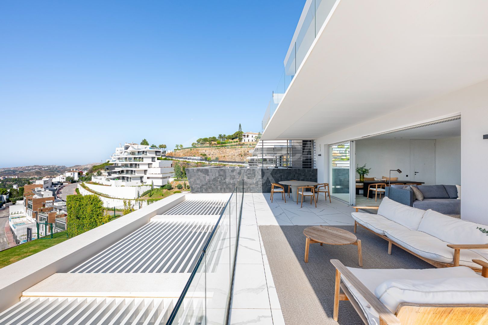 Stunning corner middle floor apartment with panoramic golf & sea views