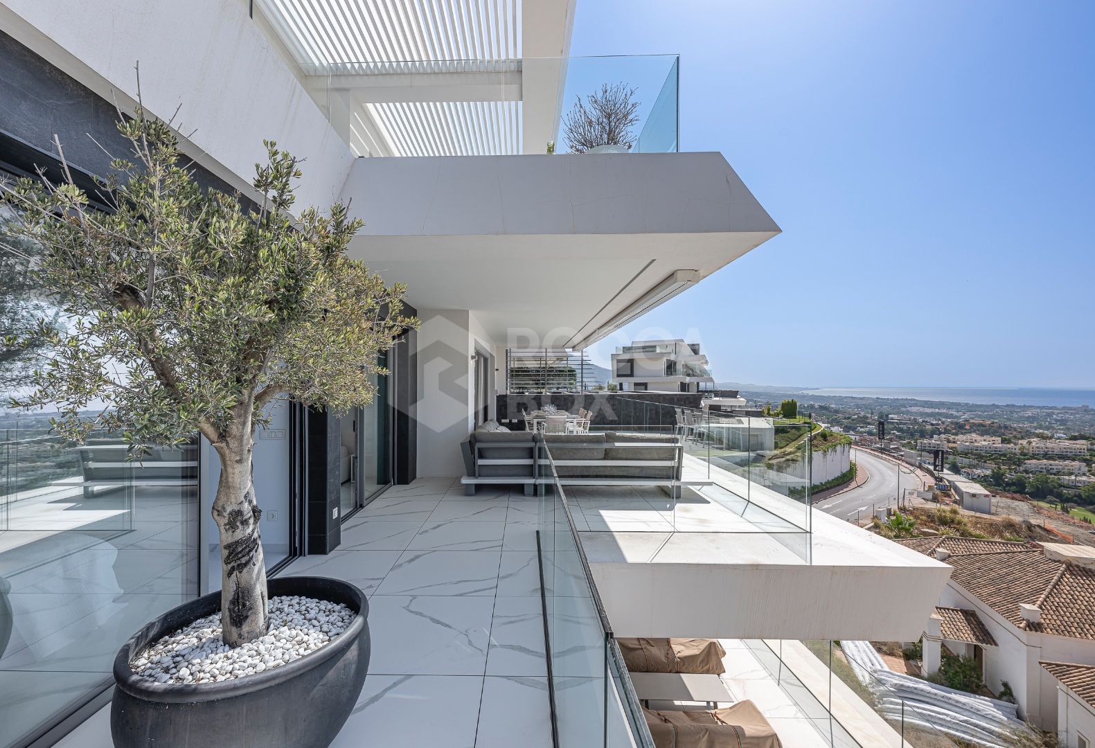 Stunning corner middle floor apartment with panoramic golf & sea views