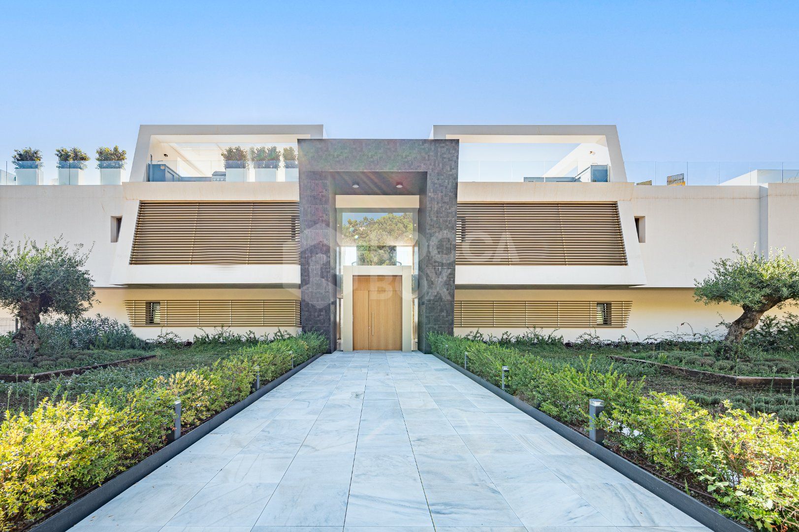Stunning corner middle floor apartment with panoramic golf & sea views