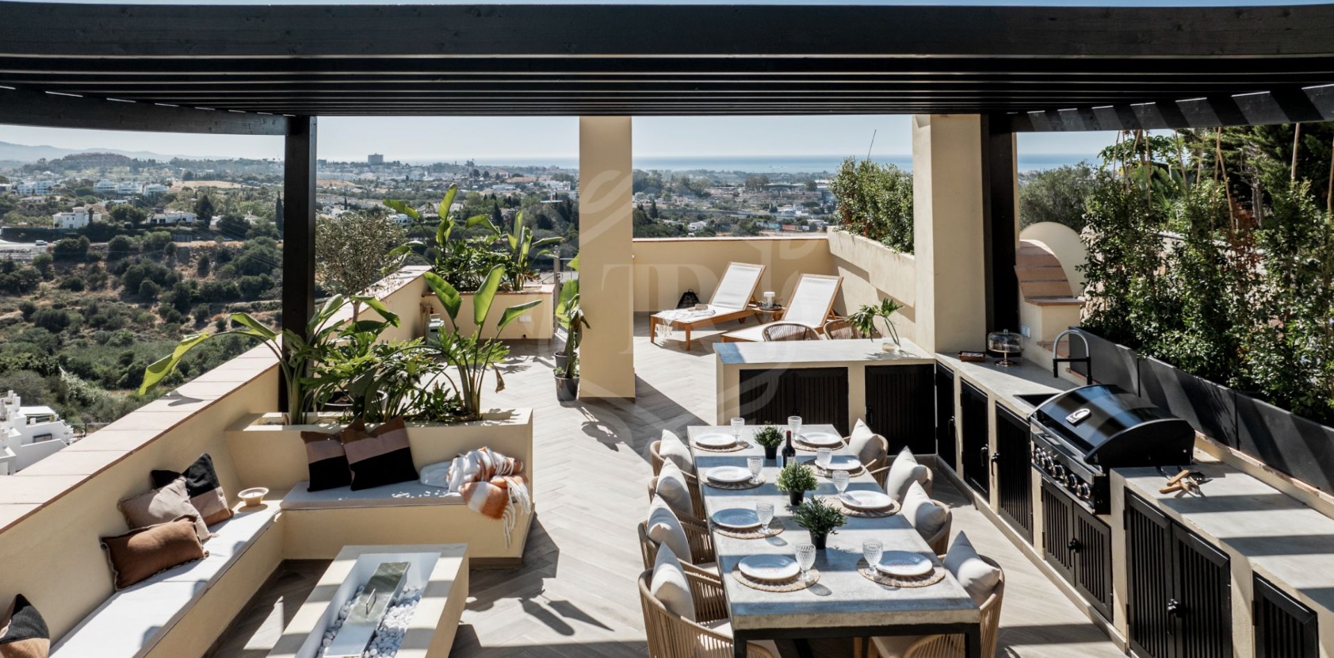 Los Almendros 5: Elegante Ático en Benahavís con Vistas Panorámicas