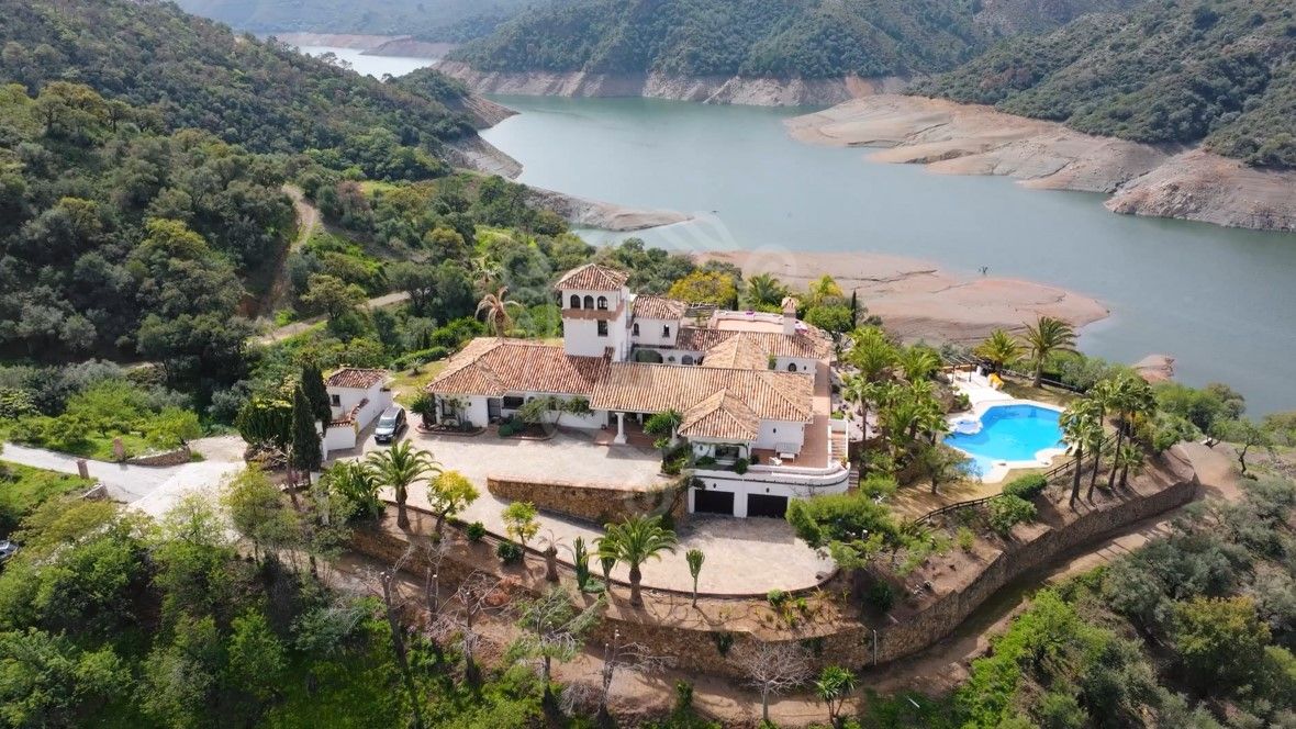 Quinta Las Colinas: Una Impresionante Finca Andaluza con Vistas al Lago y a las Montañas en Istan