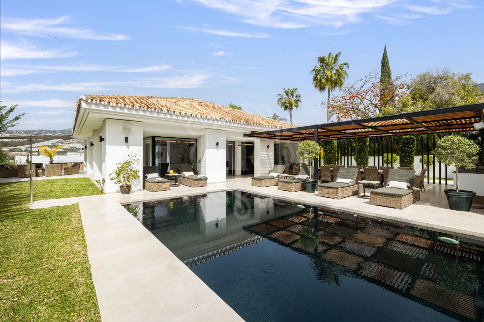 Elegante Villa Moderna con Vistas al Campo de Golf en Nueva Andalucía