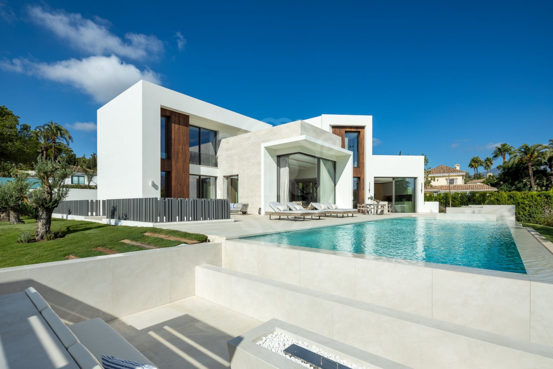 An Extraordinary Frontline Golf Villa in Las Brisas