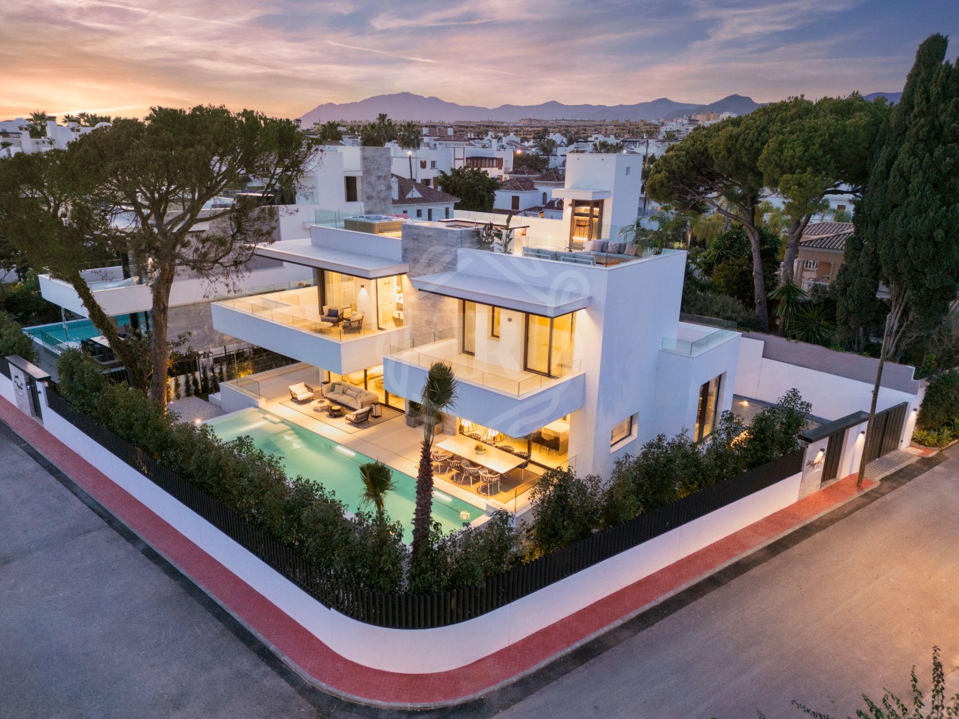 Elegante villa moderna con vistas panorámicas al mar y comodidades de lujo