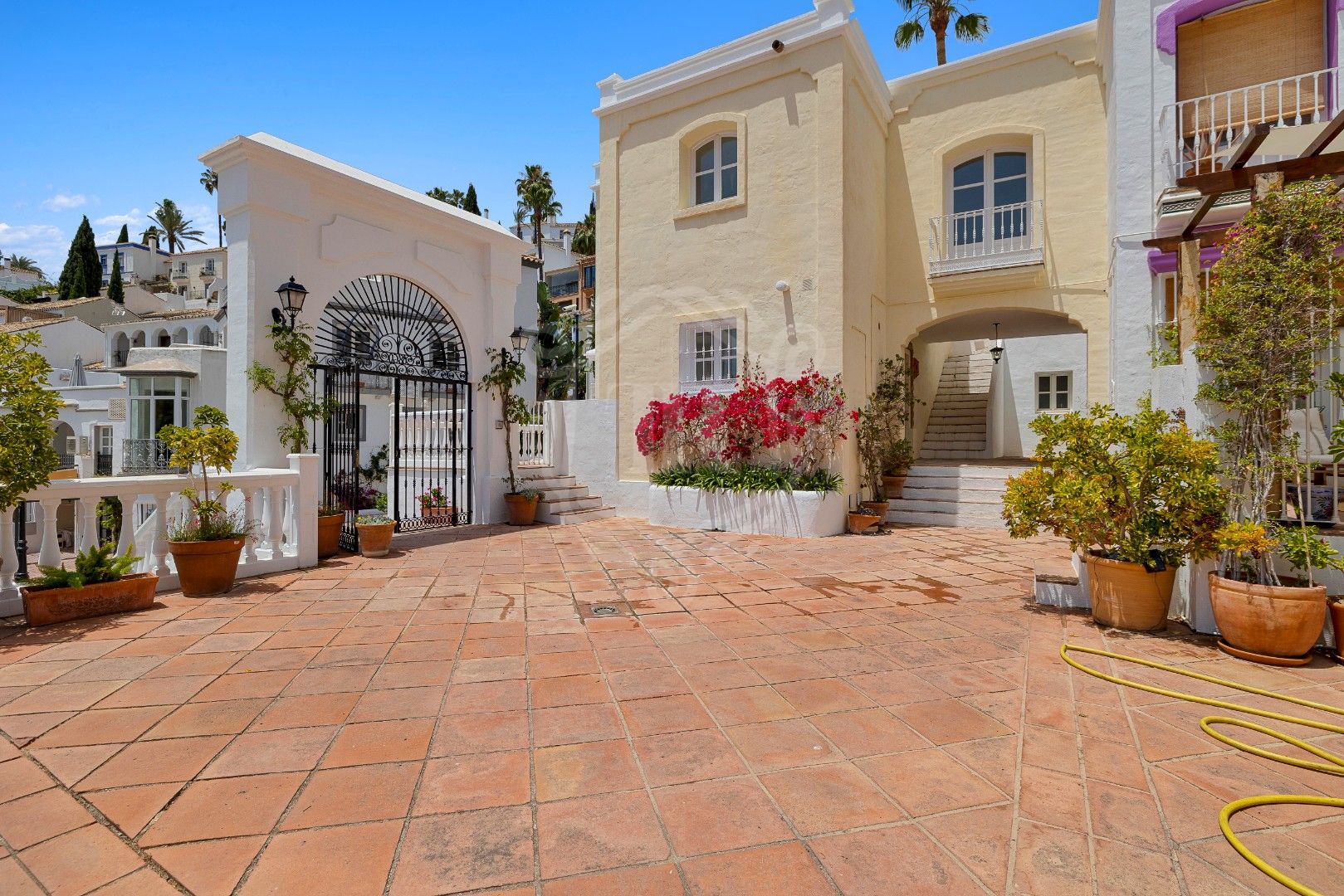 Exquisite Townhouse in Urb. La Perla de la Heredia