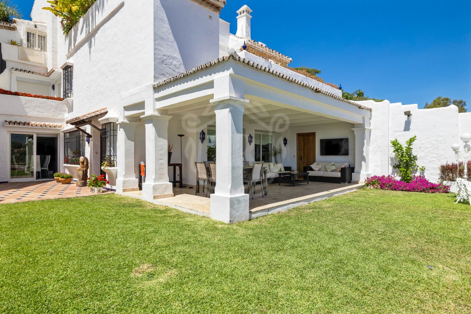 TOWNHOUSE-LOS TOREROS