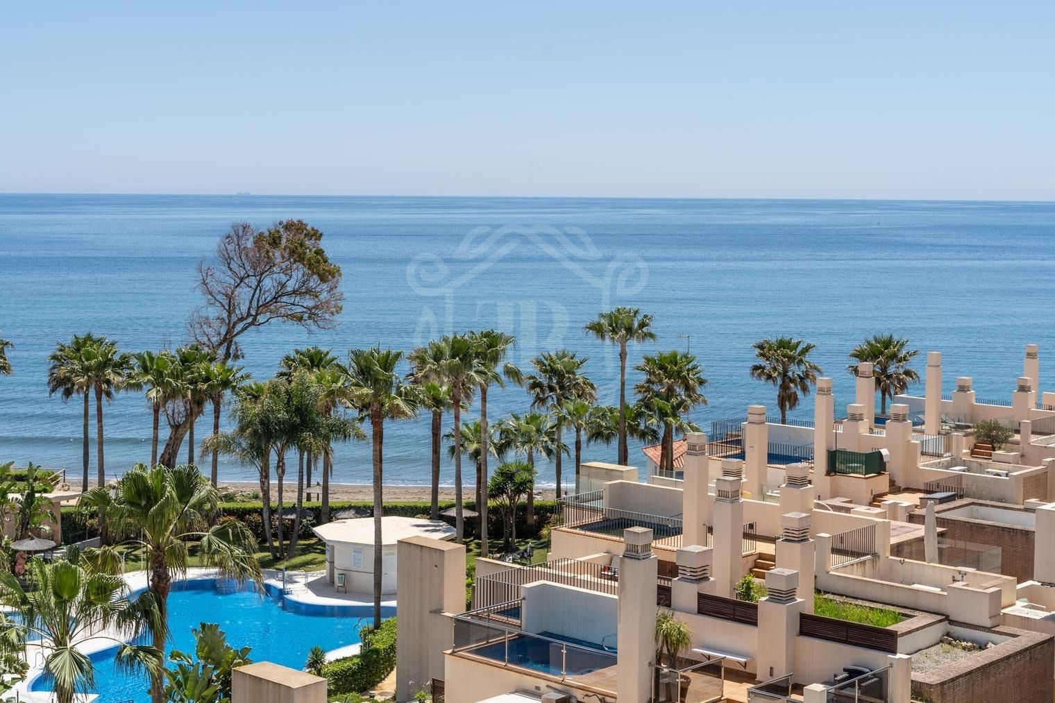 Elegante Ático con Vistas al Mar y Piscina Privada en Bahía de la Plata