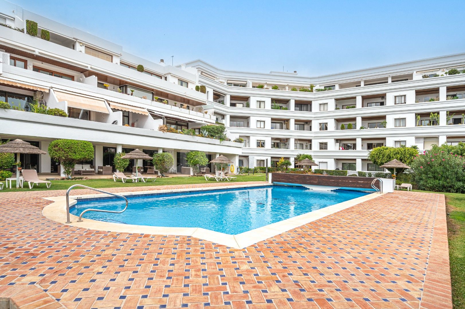 LUXURY APARTMENT BETWEEN THREE TOP GOLF COURSES IN NUEVA ANDALUCÍA, MARBELLA