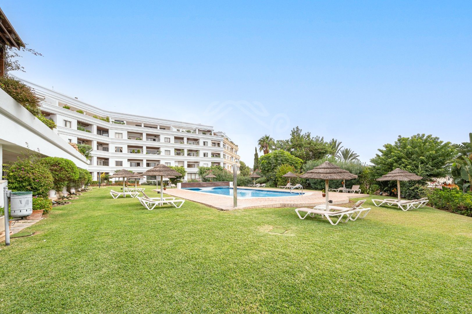 LUXURY APARTMENT BETWEEN THREE TOP GOLF COURSES IN NUEVA ANDALUCÍA, MARBELLA