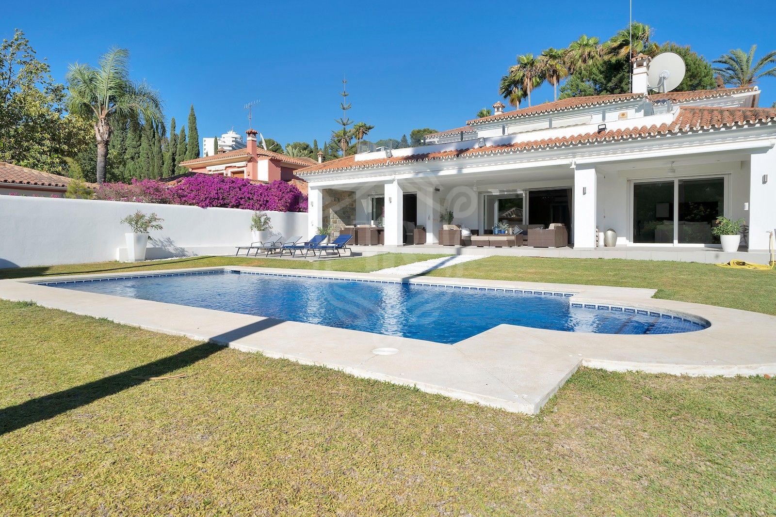 Casa Cristal: A Luxurious Retreat in El Paraiso Golf