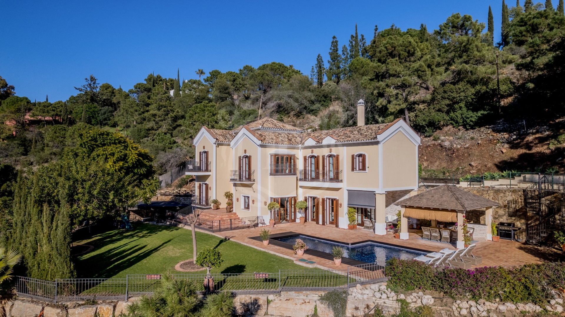 PEACEFUL MEDITERRANEAN-STYLE RESIDENTIAL VILLA IN THE EXCLUSIVE URBANIZATION OF EL MADROÑAL