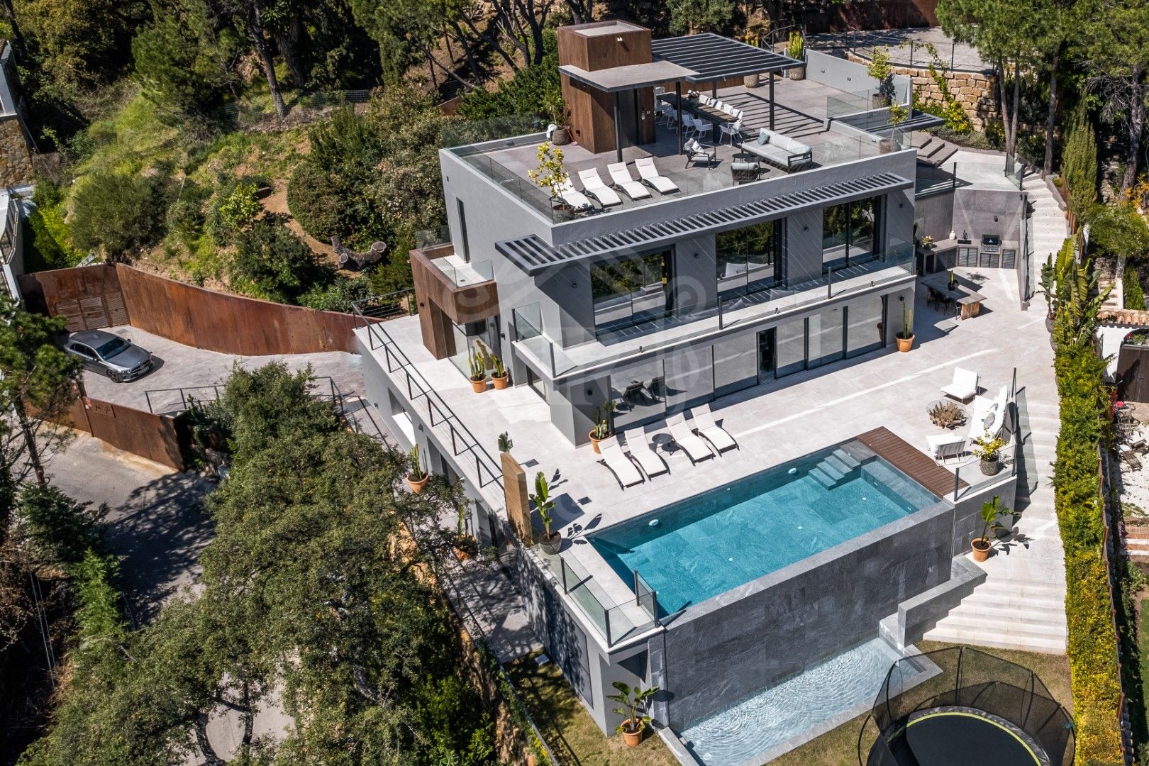 Casa moderna de lujo en la cima de una colina con impresionantes vistas y comodidades exclusivas.