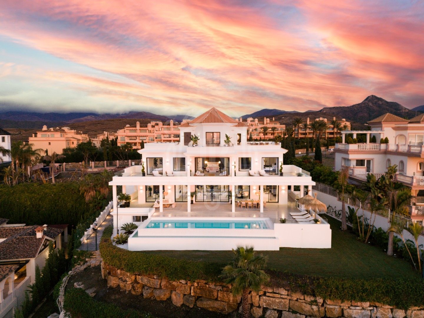 SUMPTUOUS CONTEMPORARY VILLA WITH SENSATIONAL VIEWS ON A PRIVILEGED LOCATION