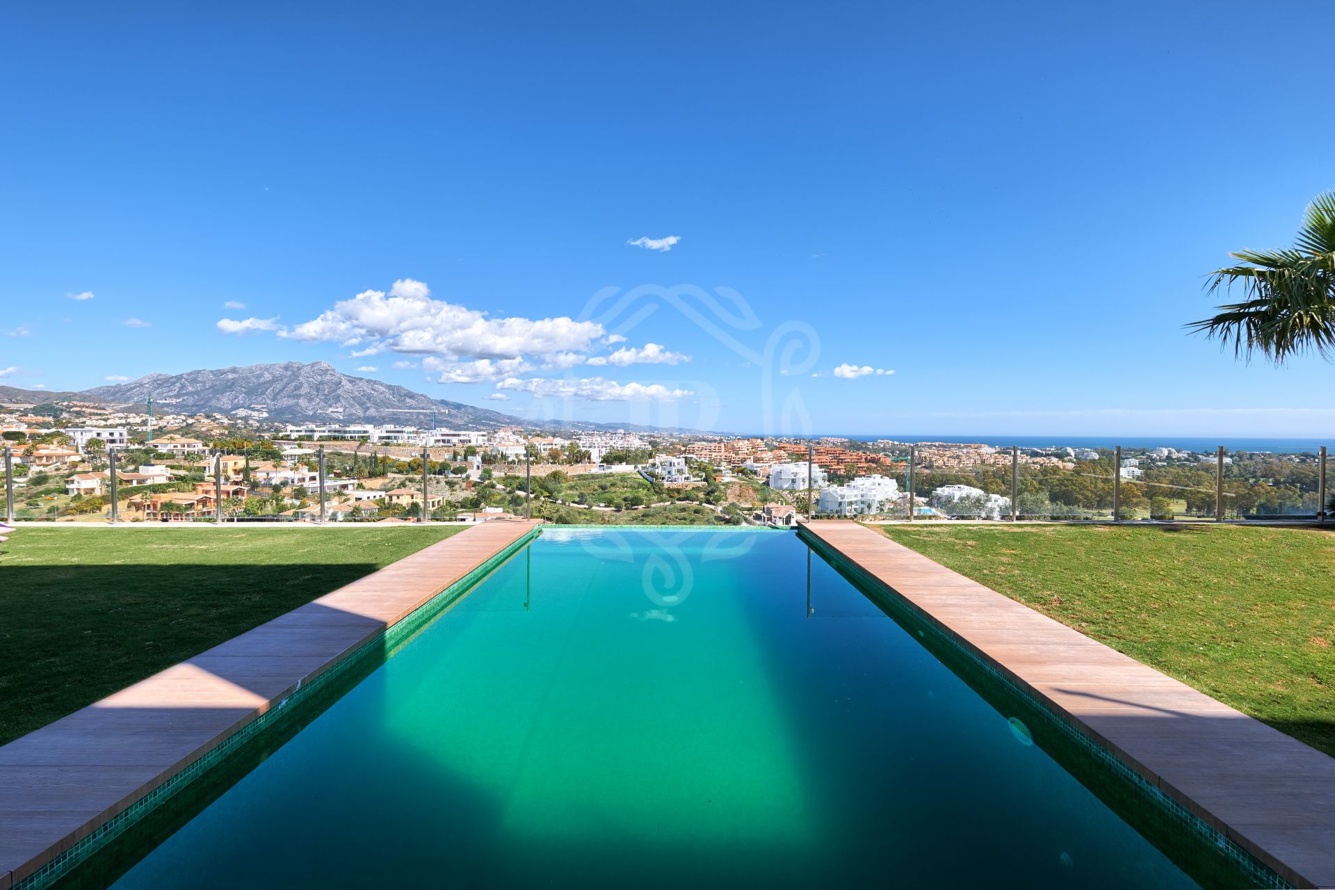 Frontline golf villa with panoramic sea and mountain views in La Alqueria - Nueva Atalaya