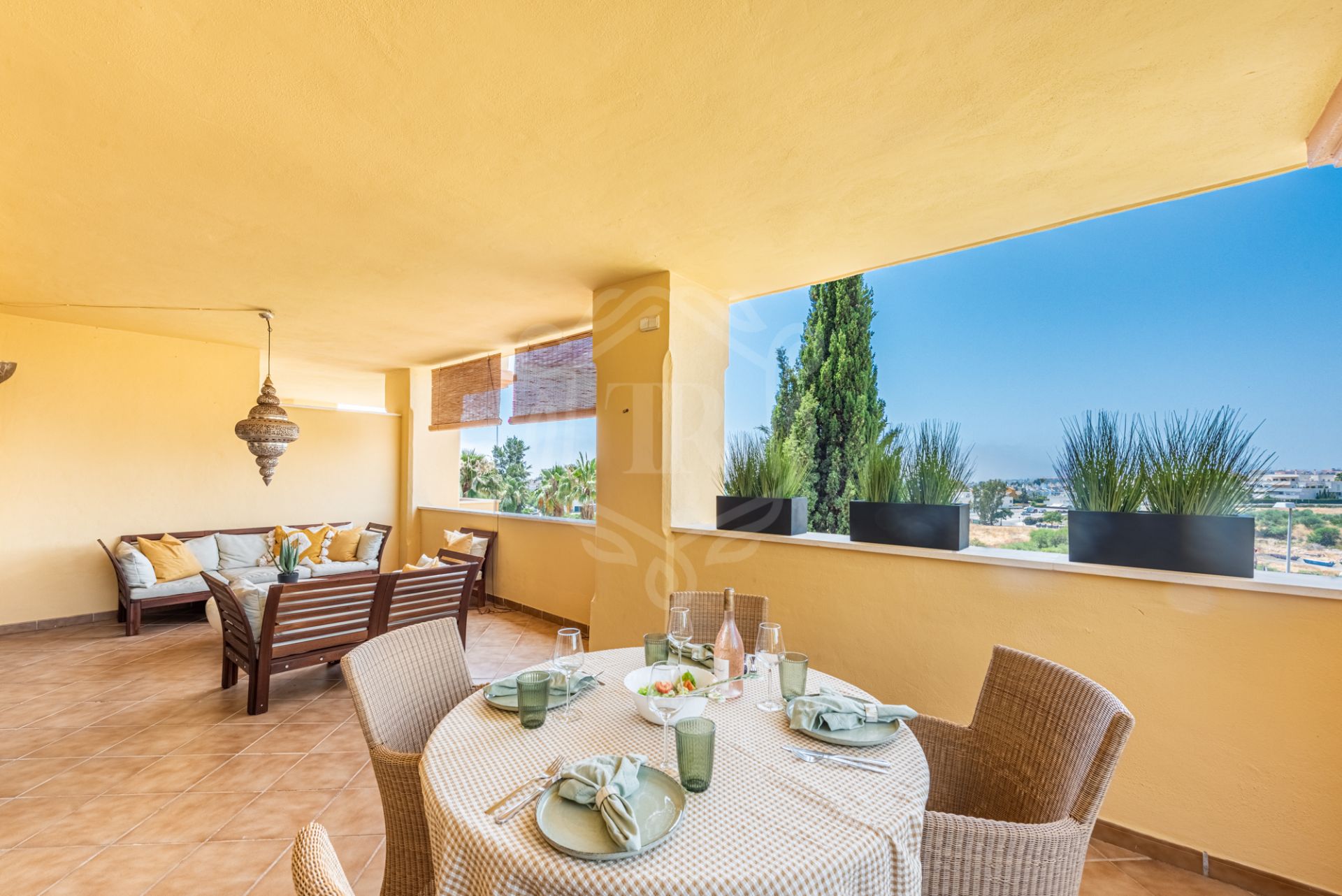 CHEERFUL AND BRIGHT APARTMENT IN EXCELLENT LOCATION, NUEVA ANDALUCIA.